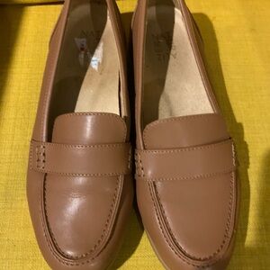 Naturalizer tan loafers